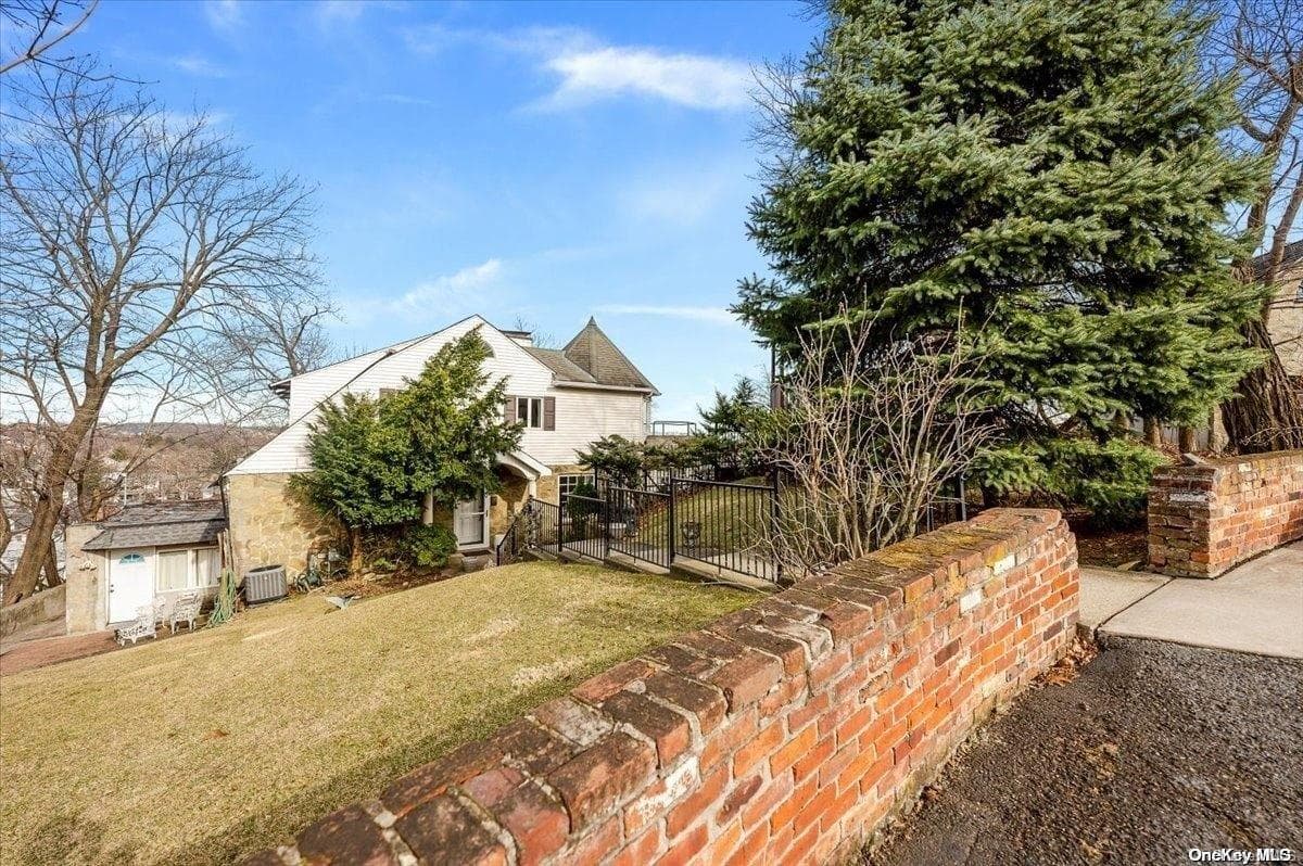 45 East Loop Road Rd, Staten Island