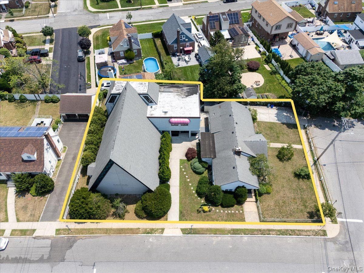 215 N Hillside Avenue, Valley Stream