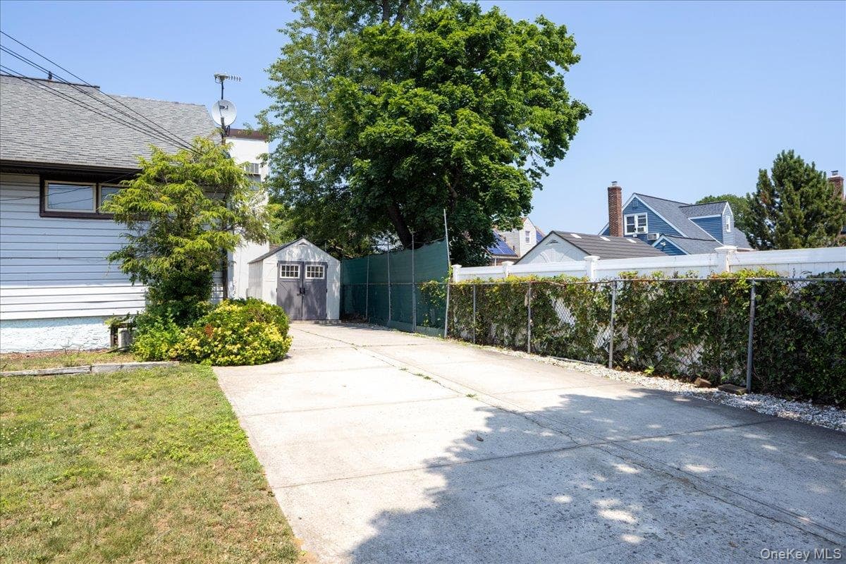 215 N Hillside Avenue thumbnail 49