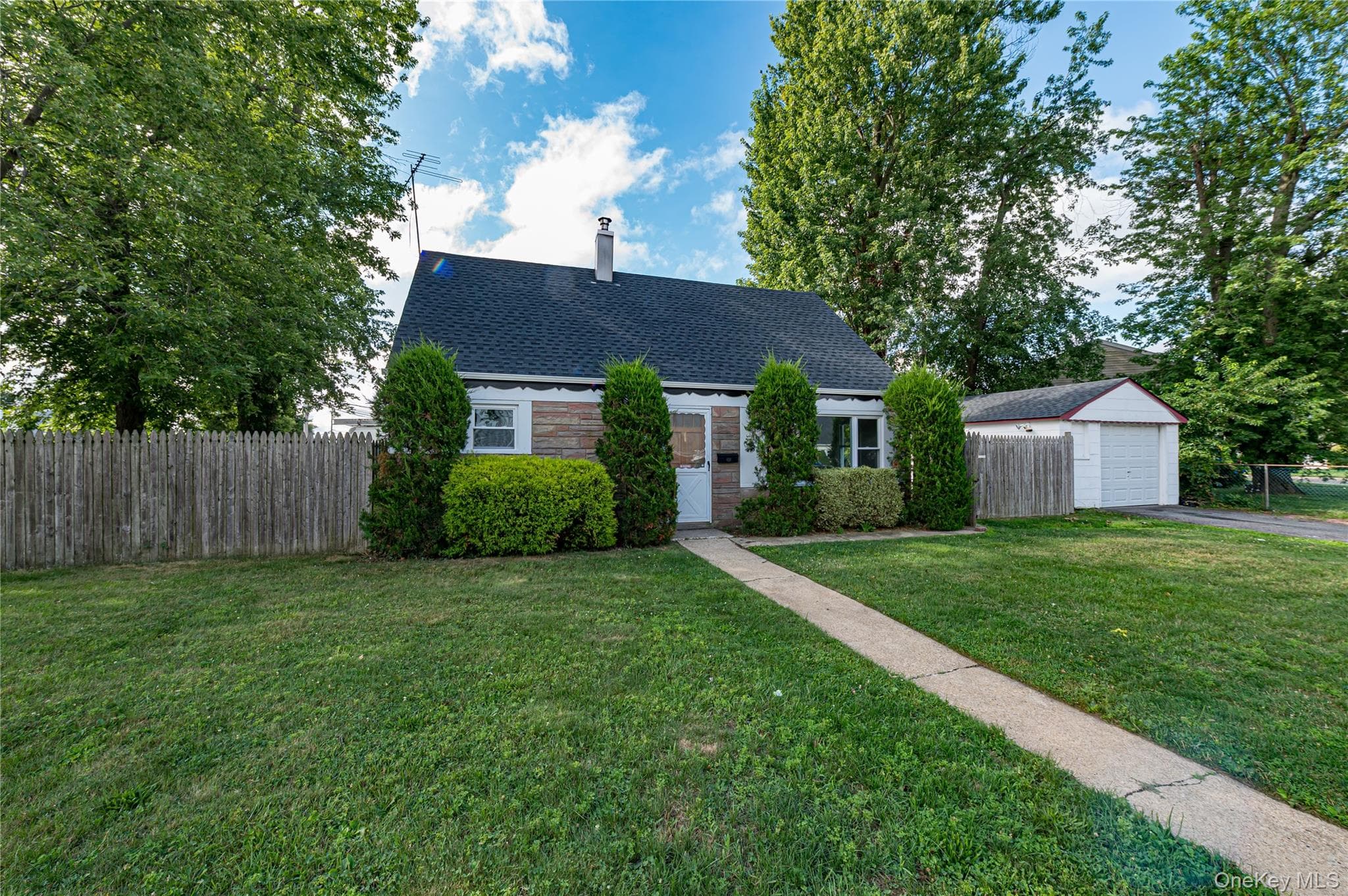 2528 Marshall Avenue thumbnail 2