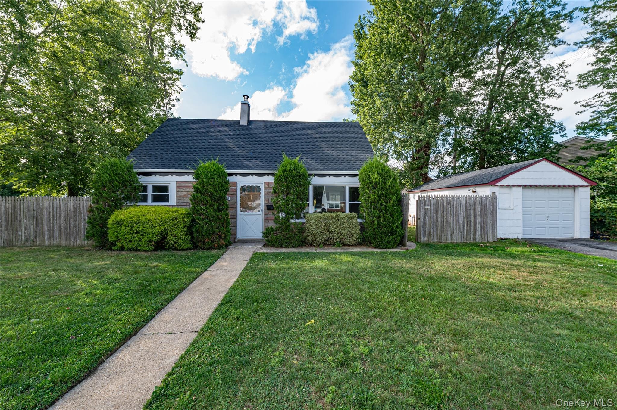 2528 Marshall Avenue photo 1