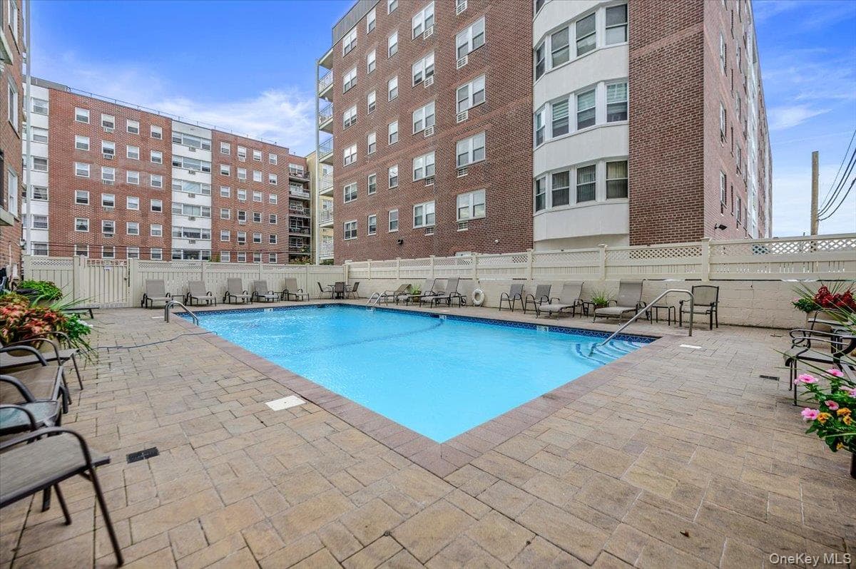 740 E Broadway Unit: 4G thumbnail 17
