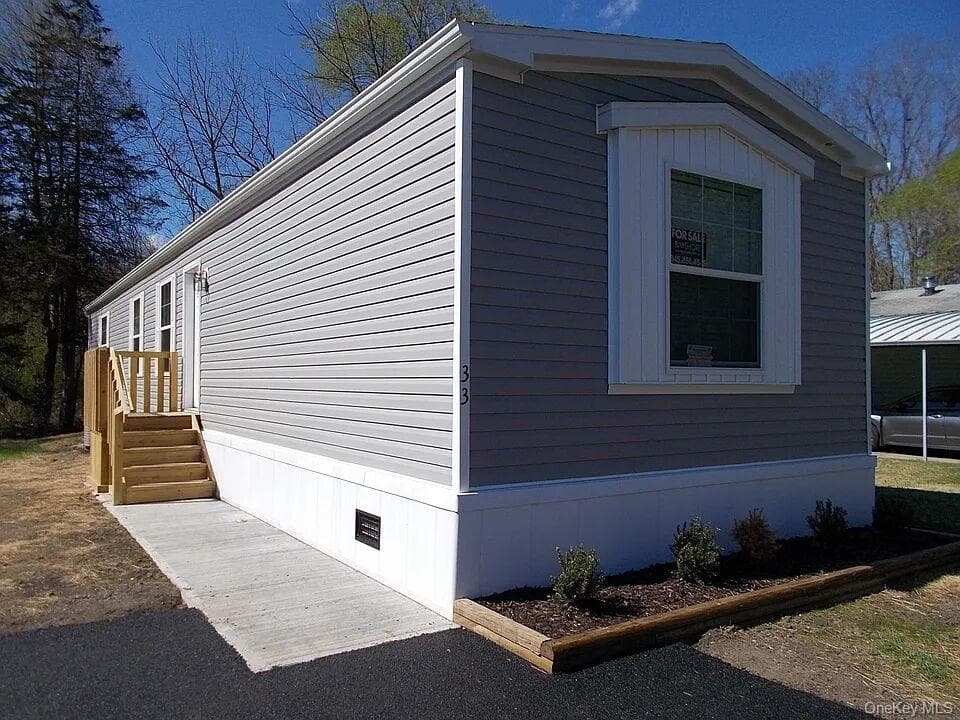33 Tiger Lily Drive photo 1
