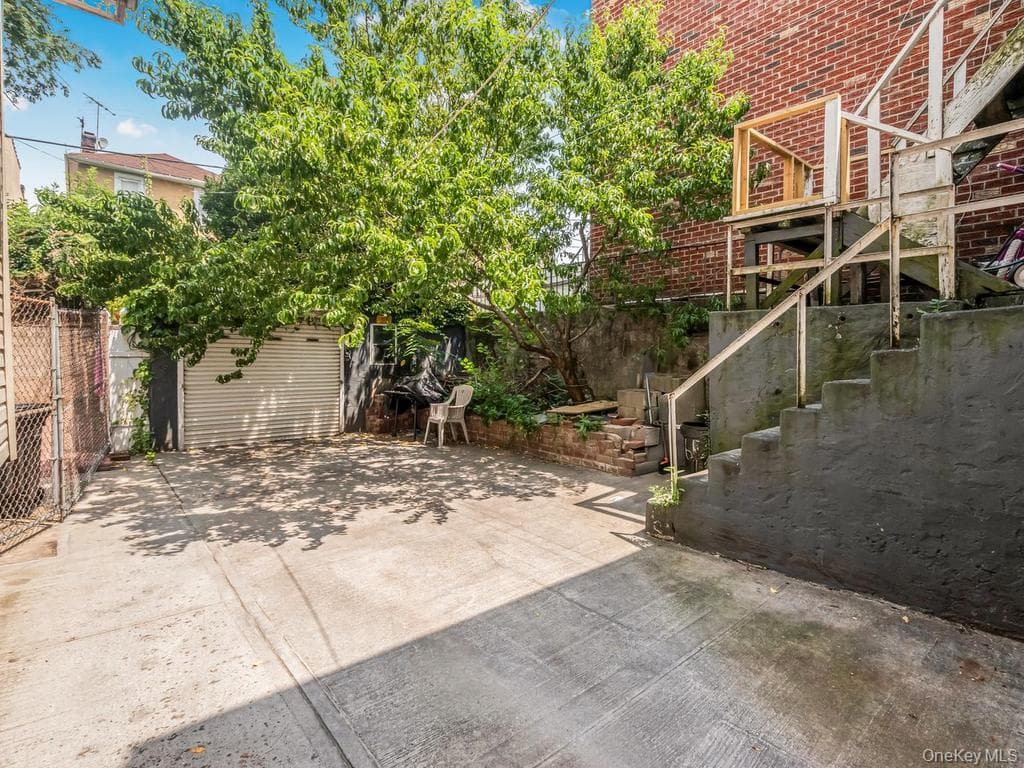 865 E 215th Street thumbnail 20