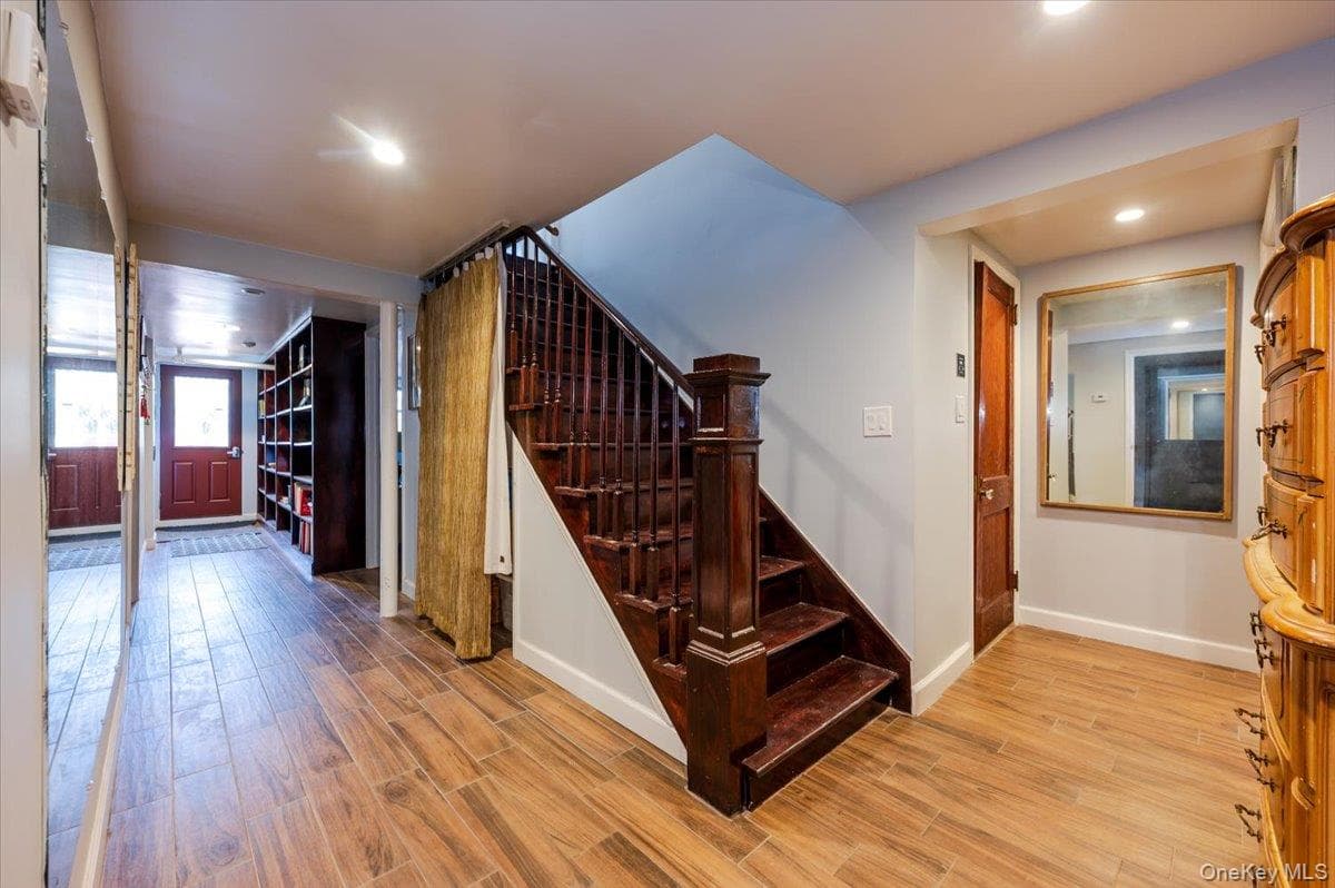 211 Laurelton Boulevard thumbnail 32