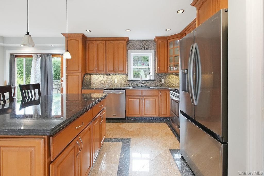 1072 Hicksville Road thumbnail 6