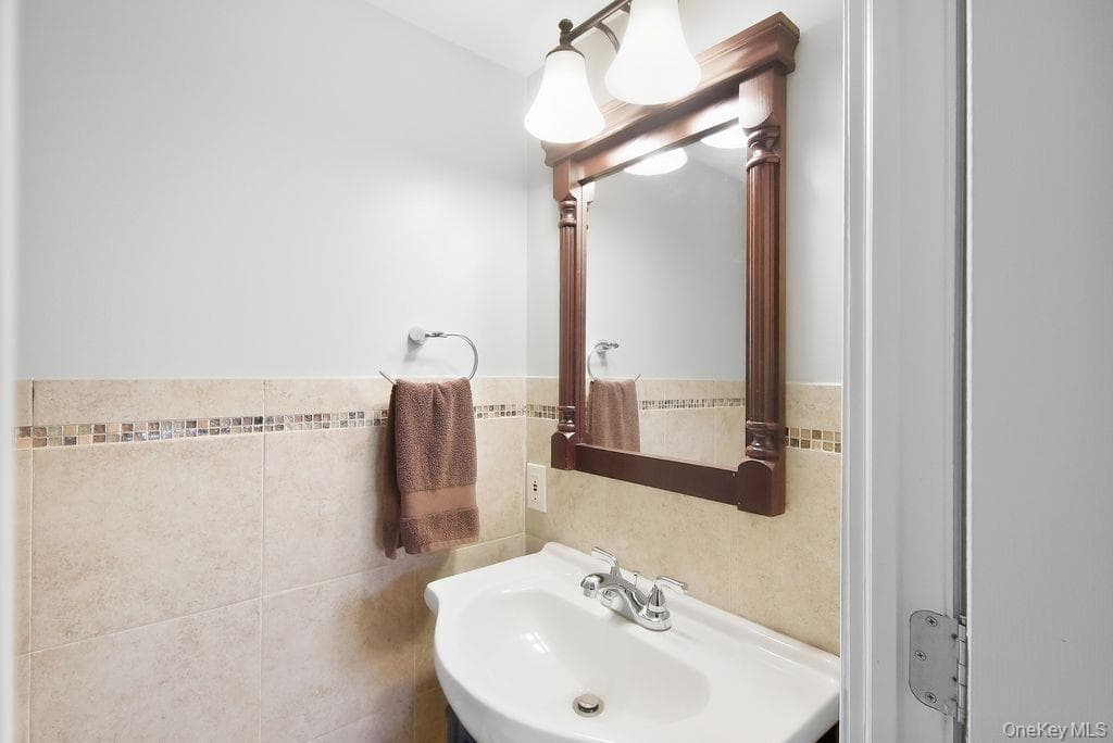 1072 Hicksville Road thumbnail 19