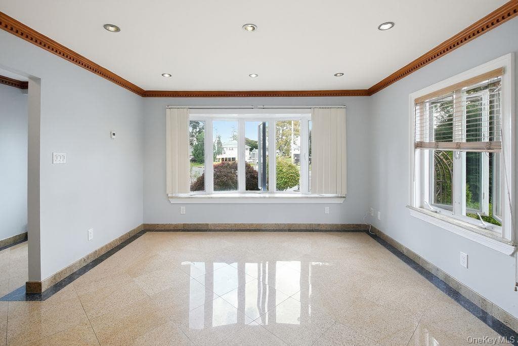 1072 Hicksville Road thumbnail 10