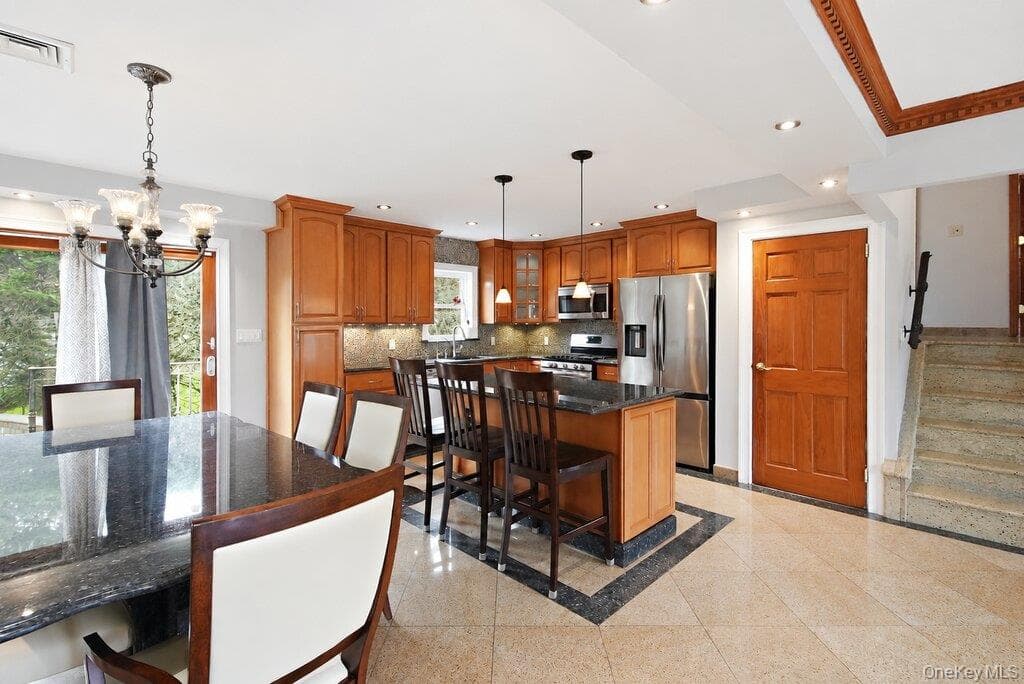 1072 Hicksville Road thumbnail 9