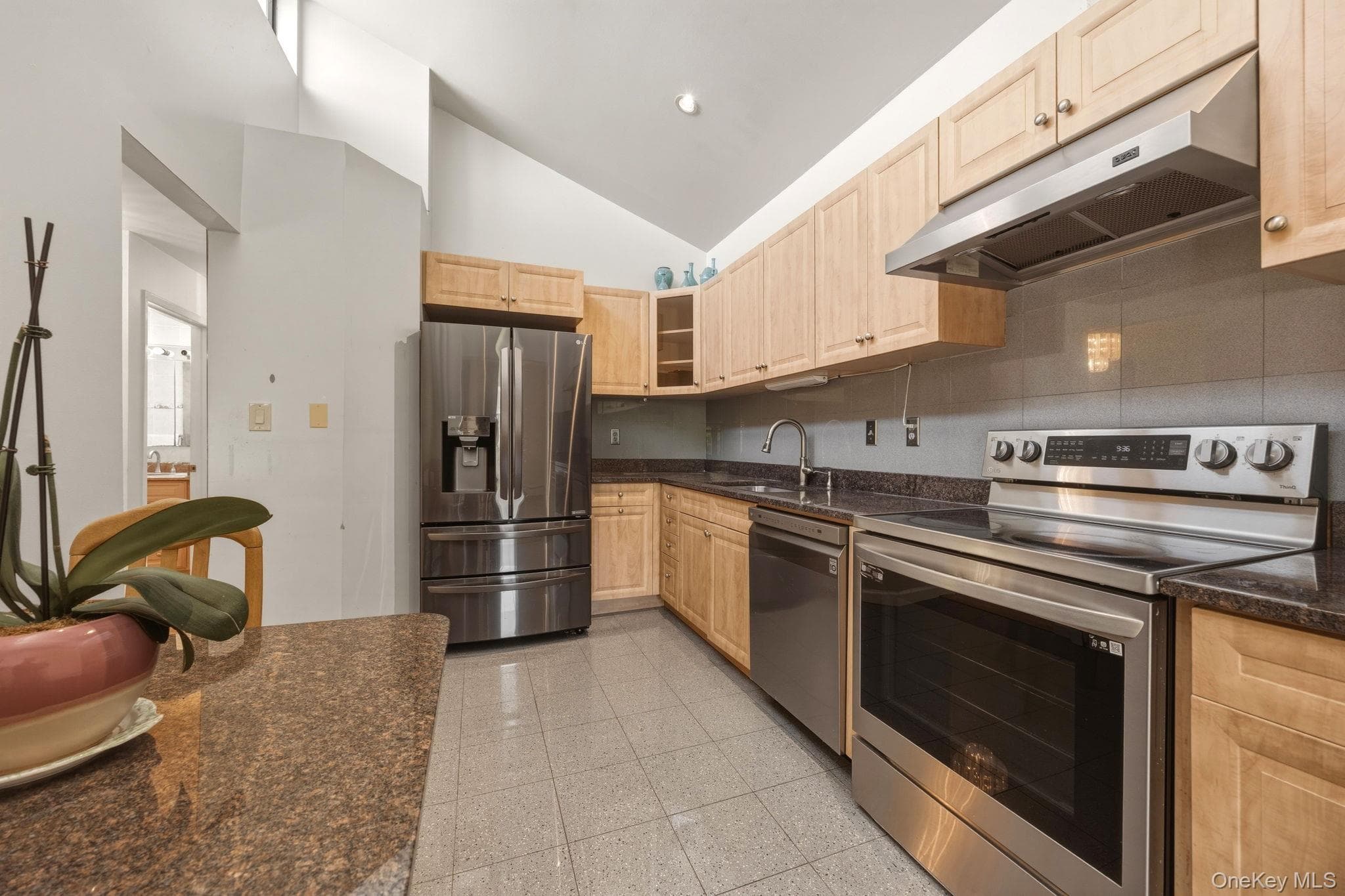 240-43 69 Avenue thumbnail 18