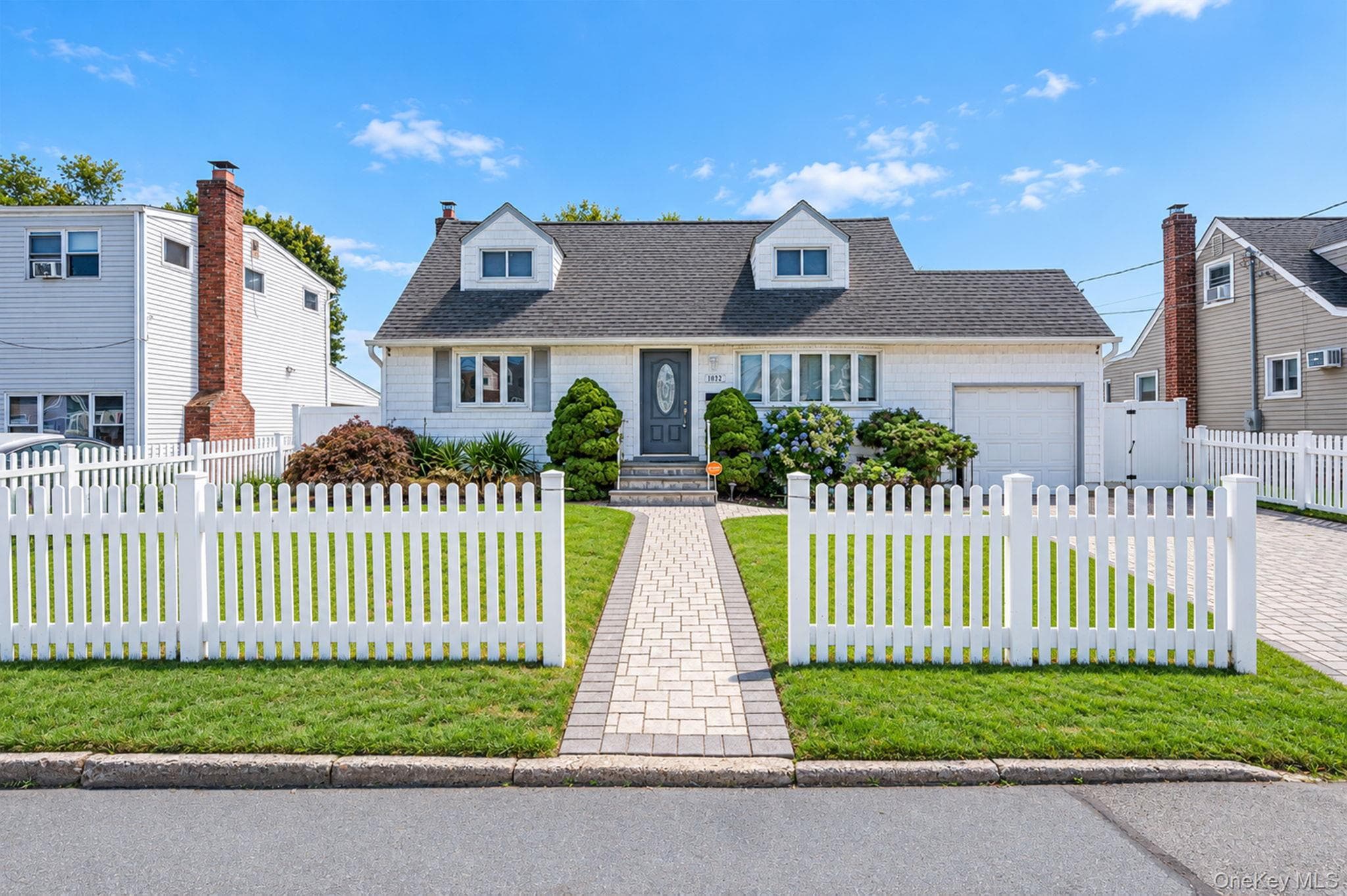 1032 N Hamilton Avenue, Lindenhurst