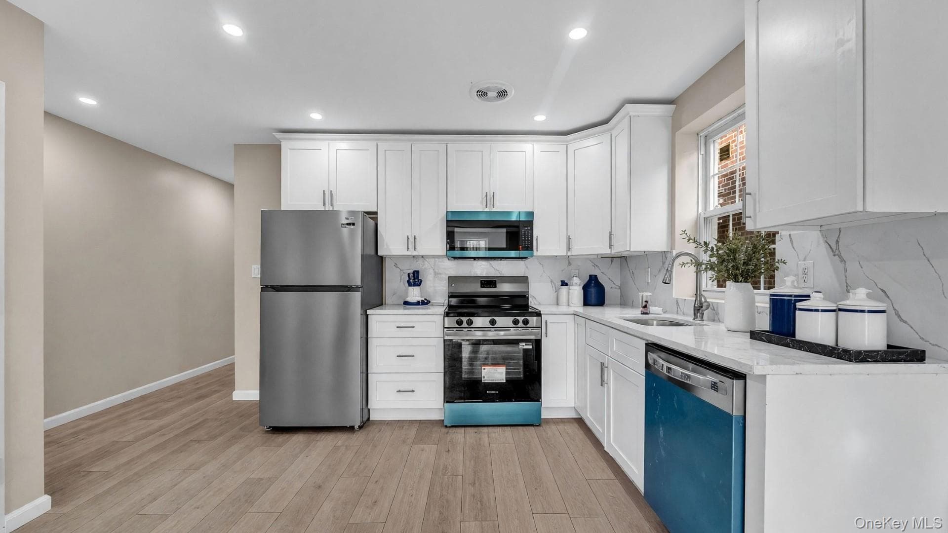 955 E 229th Street thumbnail 4