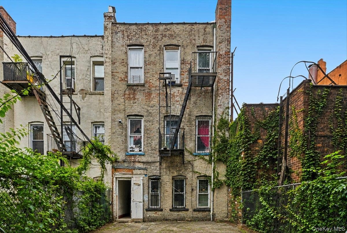 243 Crescent ST thumbnail 13