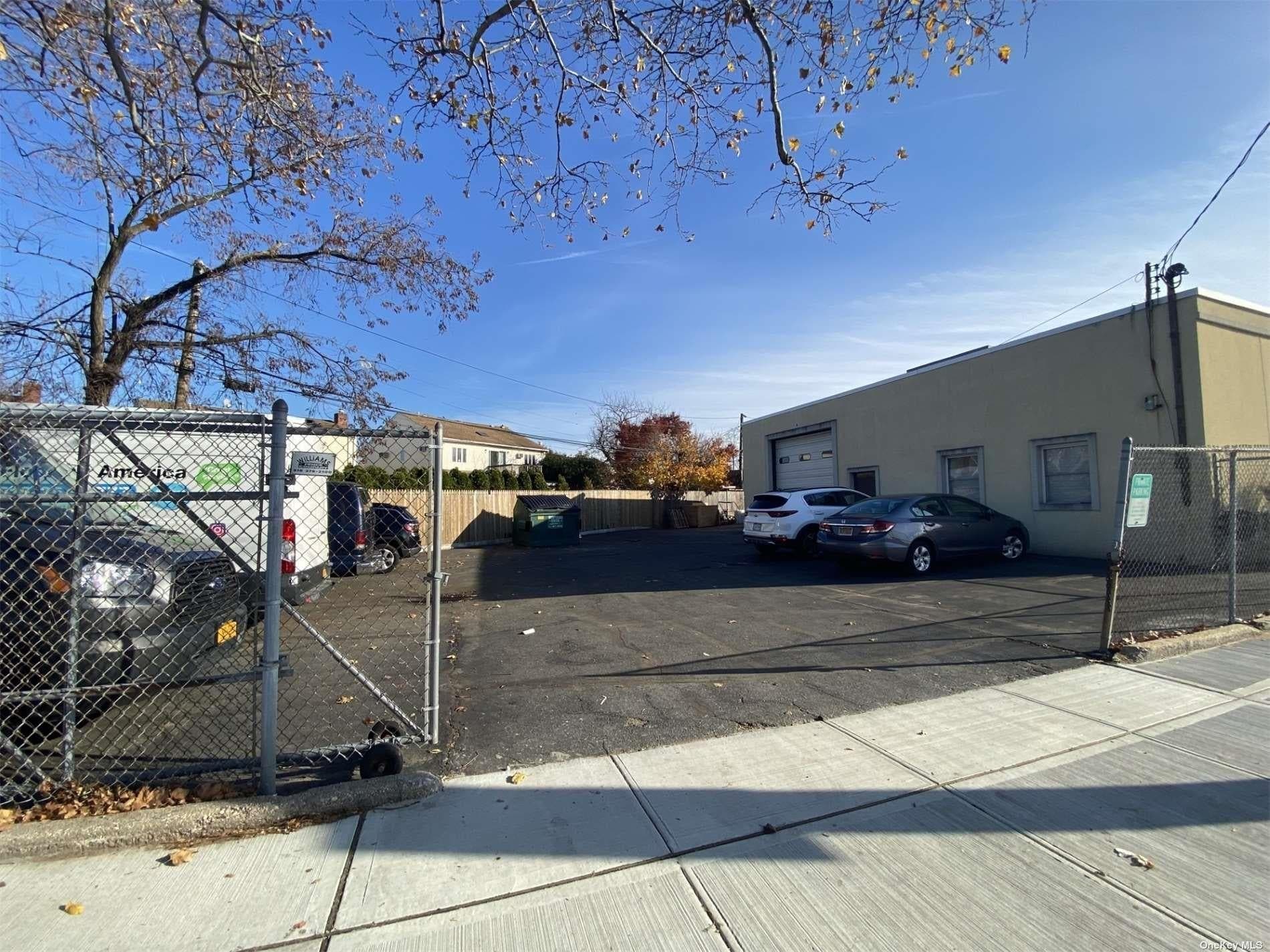 465 Franklin Avenue photo 1