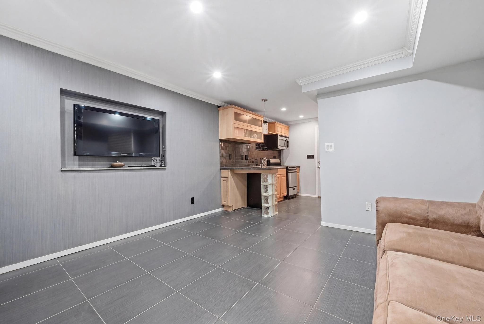 2395 E 3rd Street thumbnail 15