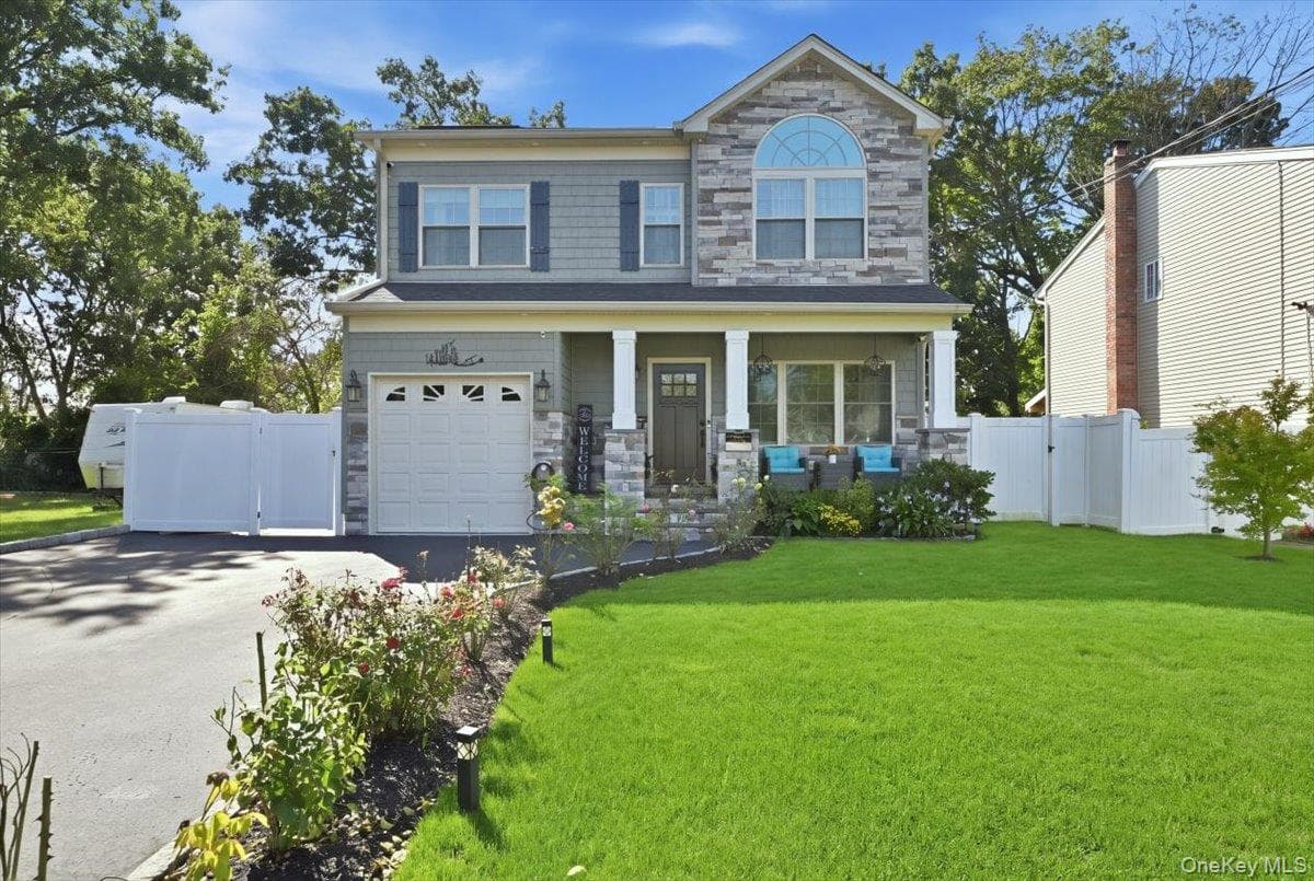 136 Oak Street, Deer Park