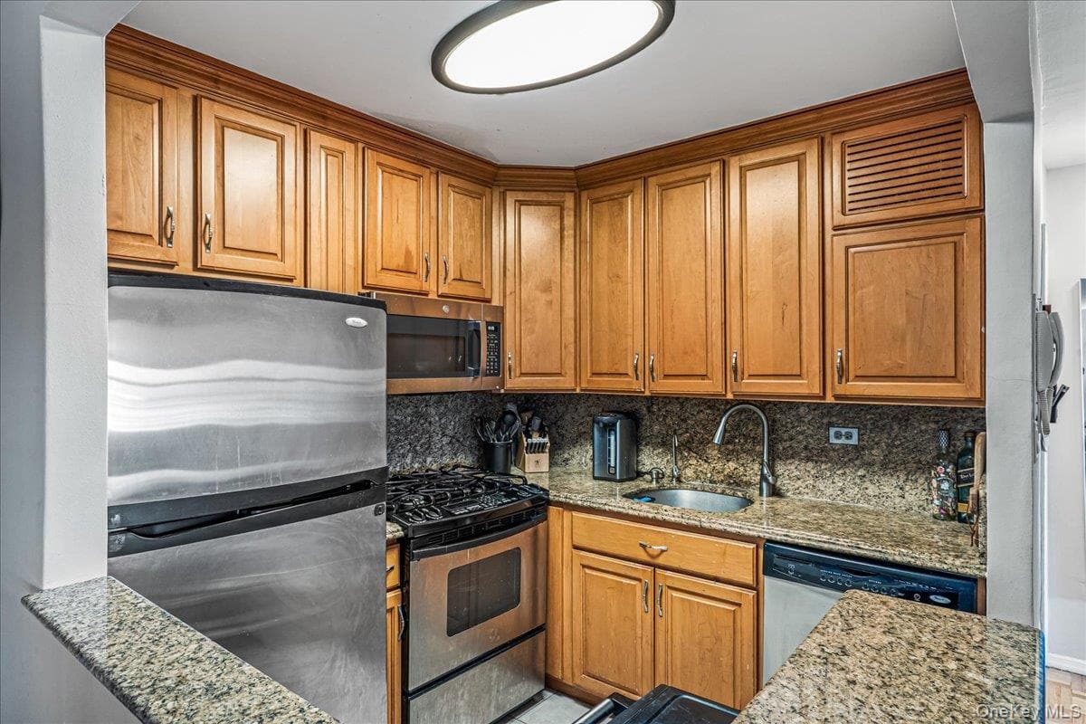 17-85 215th Street Unit: 1P thumbnail 6