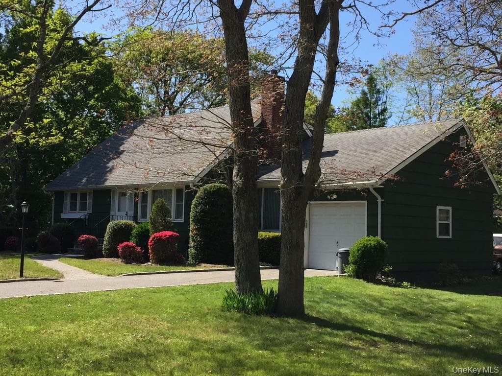 287 Amityville Street photo 1