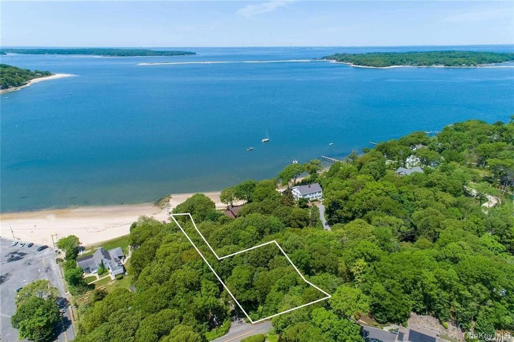 Little Neck Road, Centerport