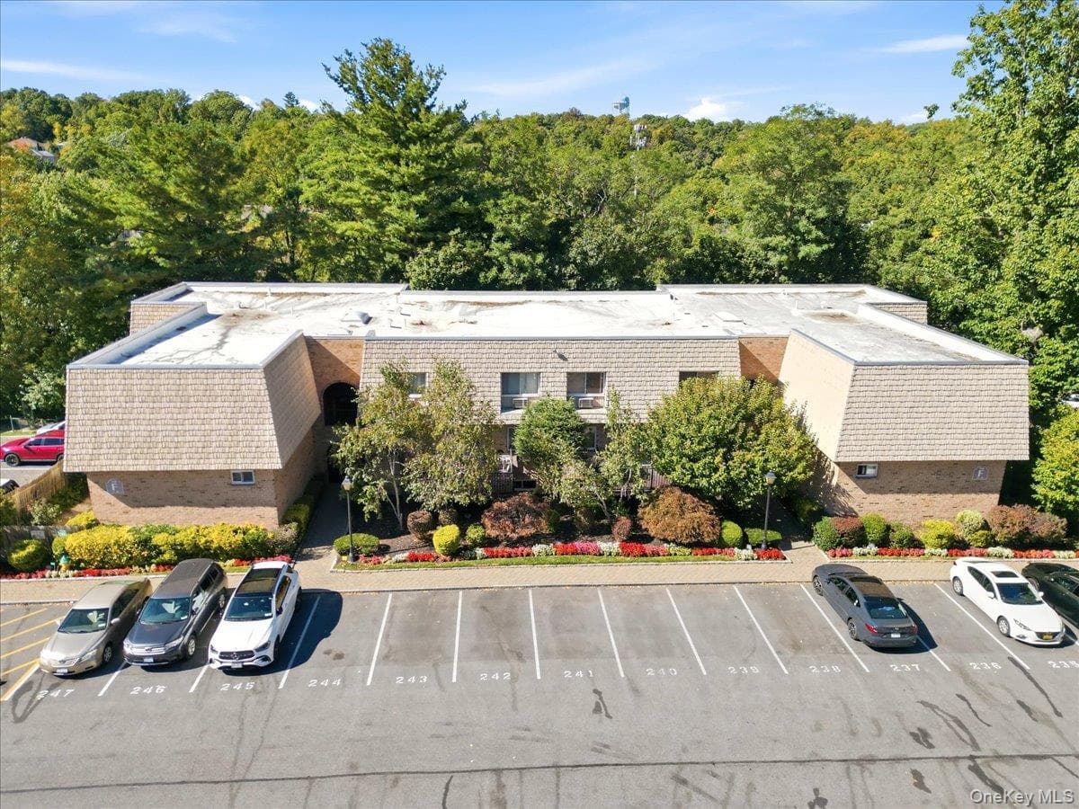 330 Central Park Avenue Unit: F12, Scarsdale
