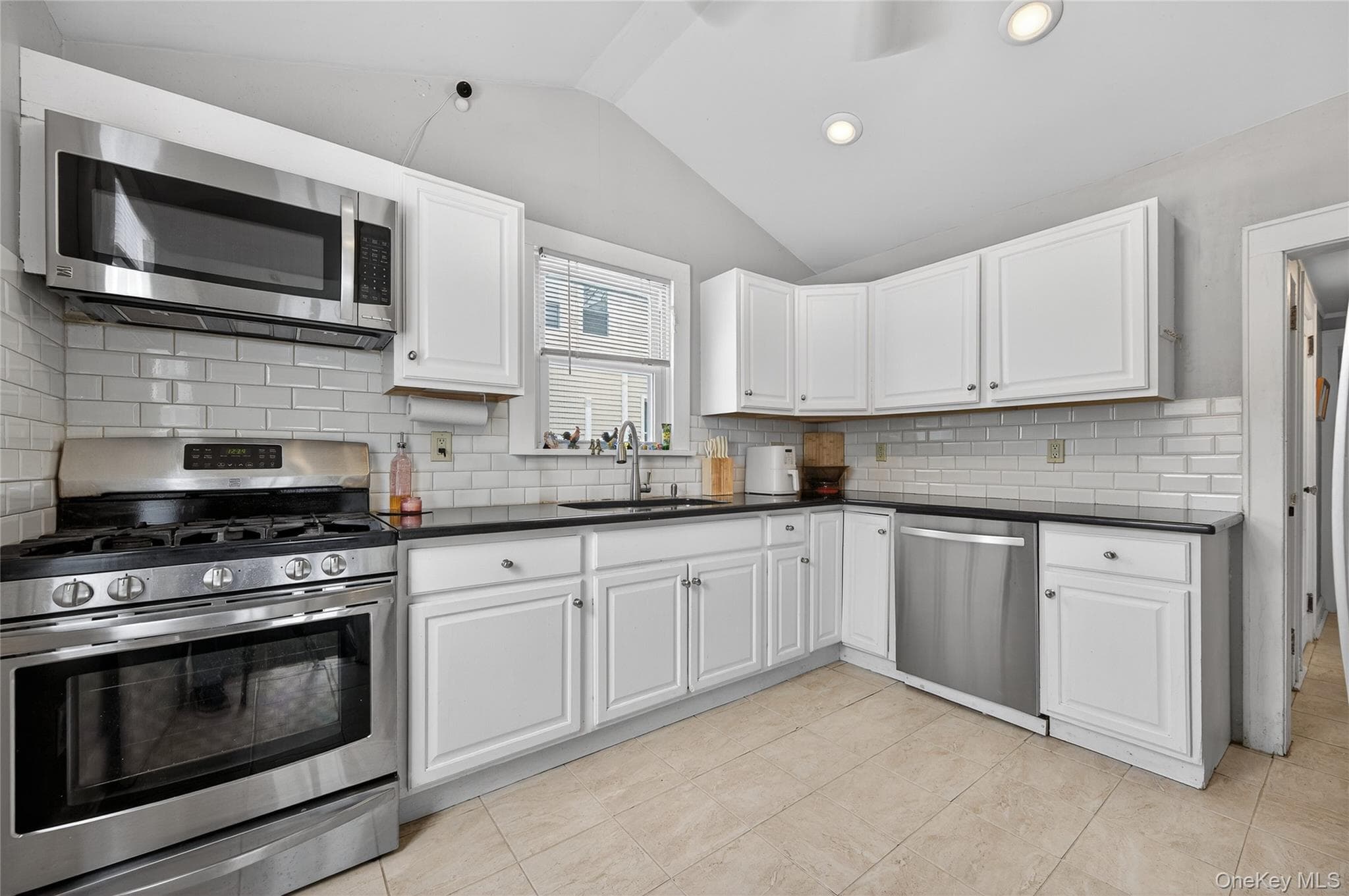22 Perry Avenue thumbnail 13