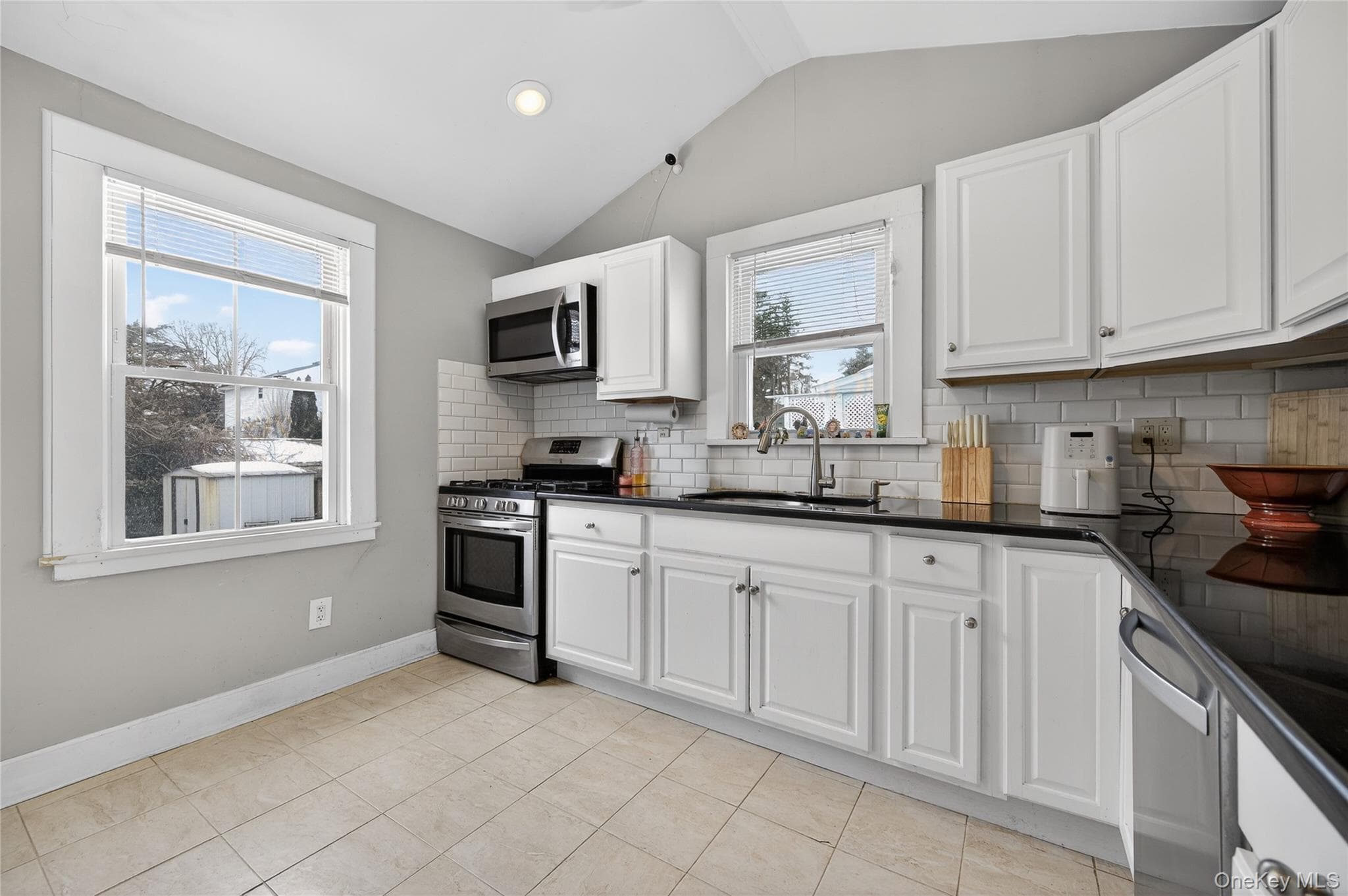 22 Perry Avenue thumbnail 14
