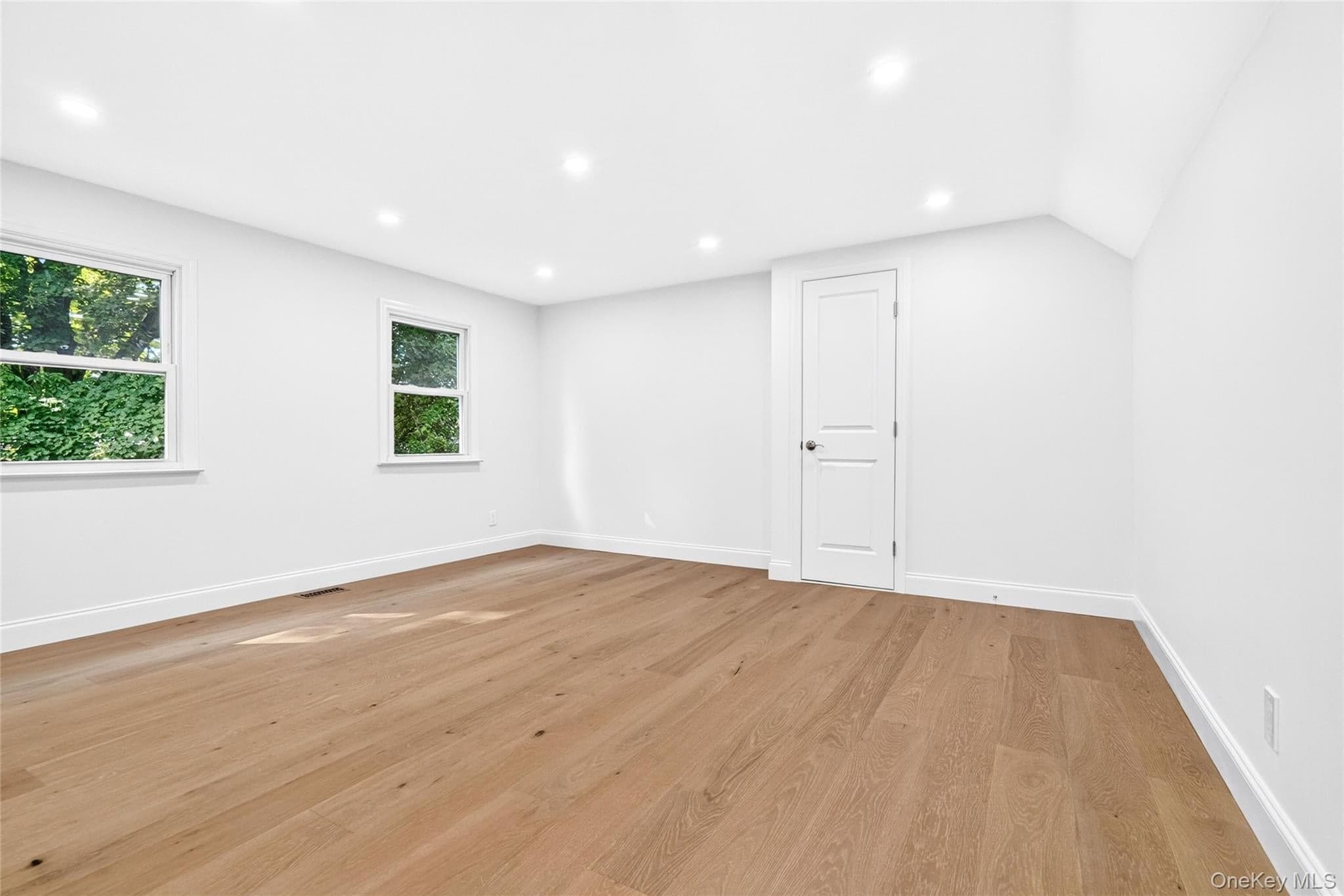 16 Saratoga Road thumbnail 24