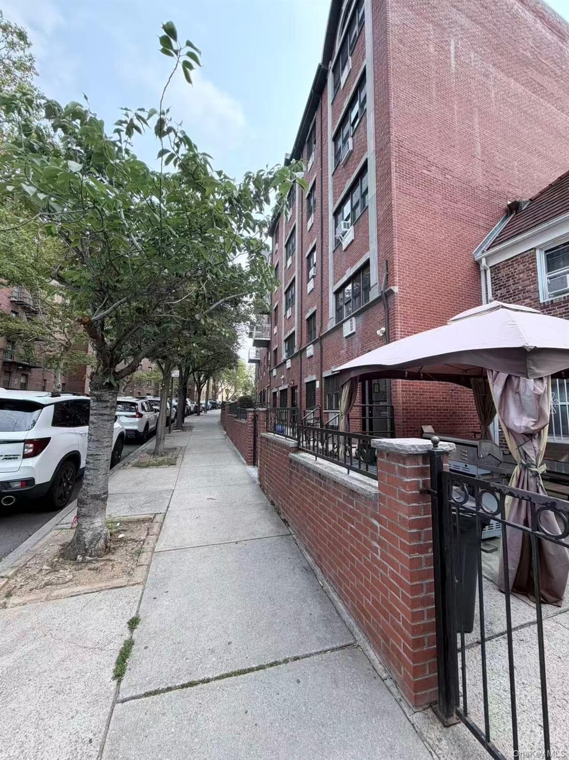 139-70 Pershing Crescent thumbnail 2