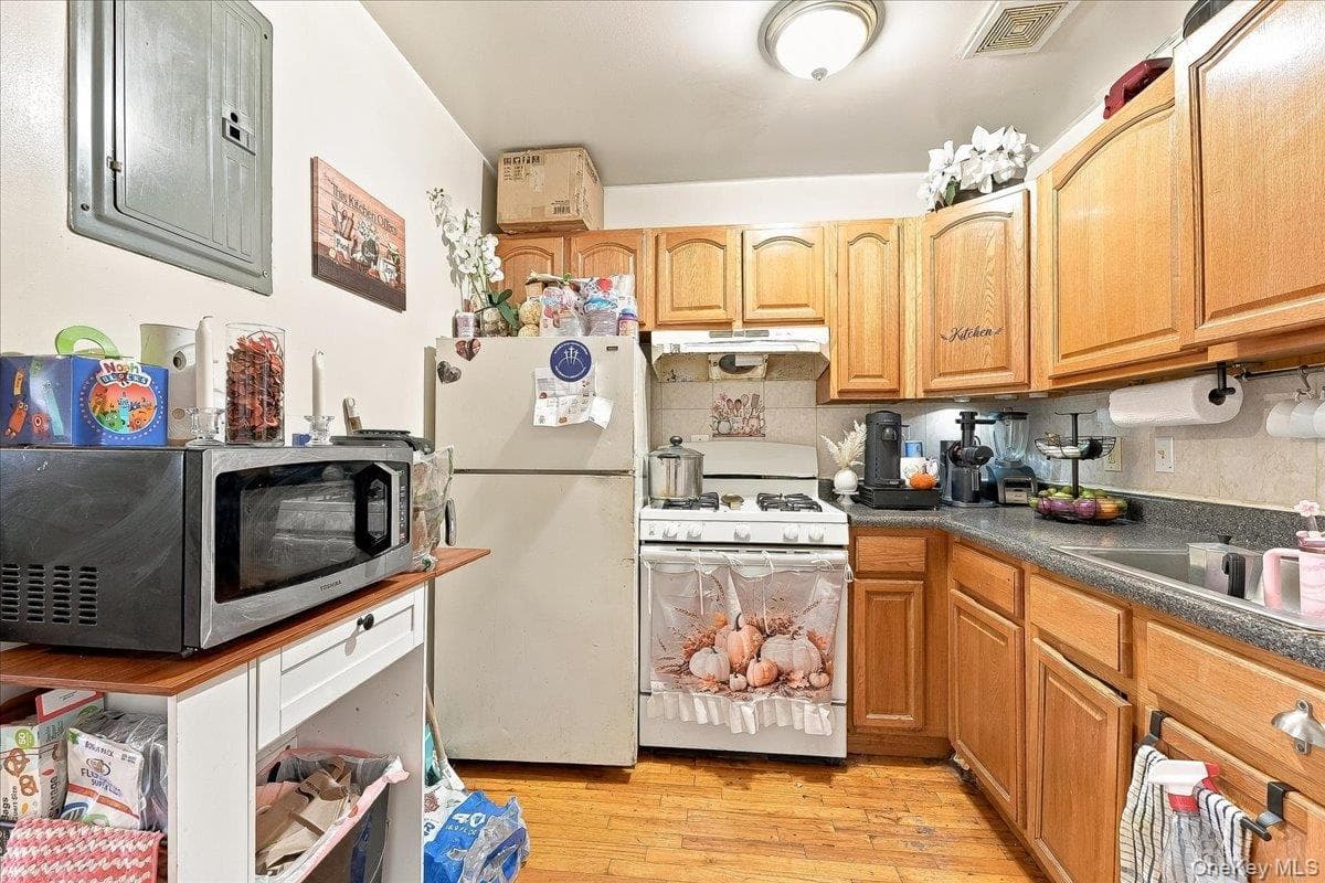 1174 Union Avenue thumbnail 9