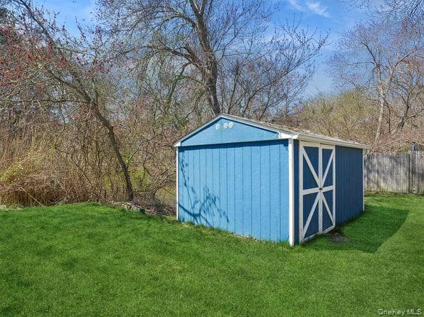 337 Three Mile Harbo Rd Unit: 10 thumbnail 13