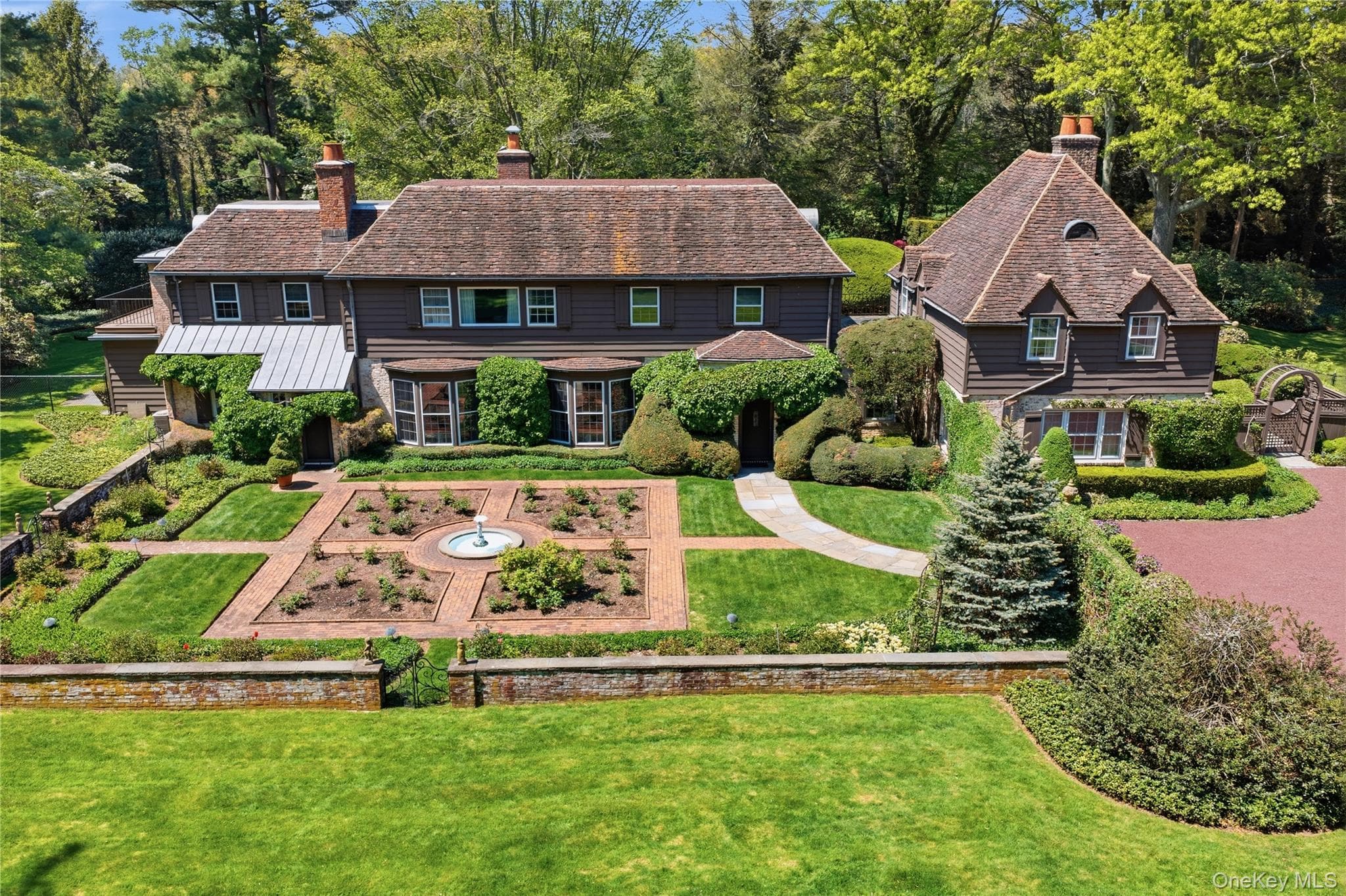 285 Piping Rock Road photo 1