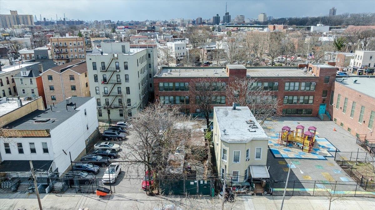 1667 Hunt Avenue thumbnail 7