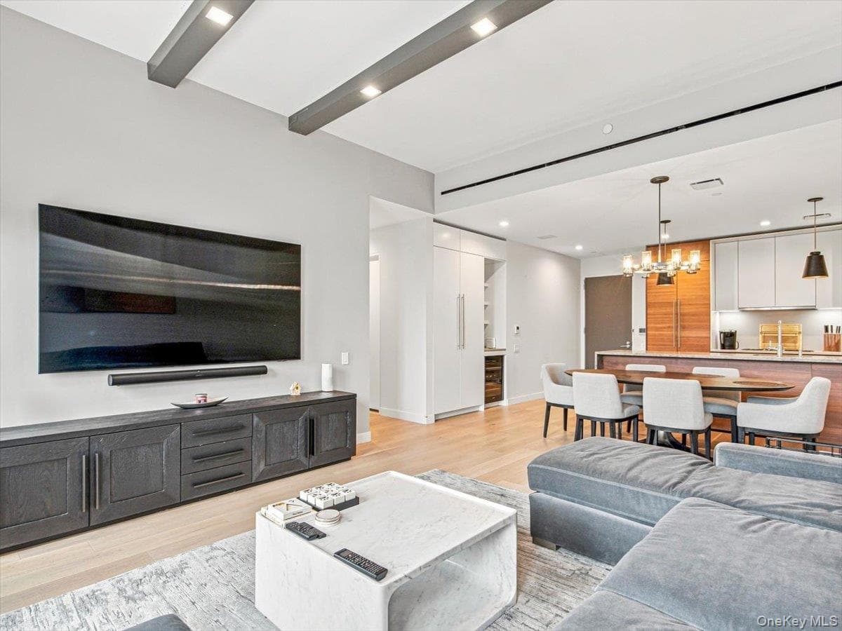 2121 31st Street Unit: 2C thumbnail 4