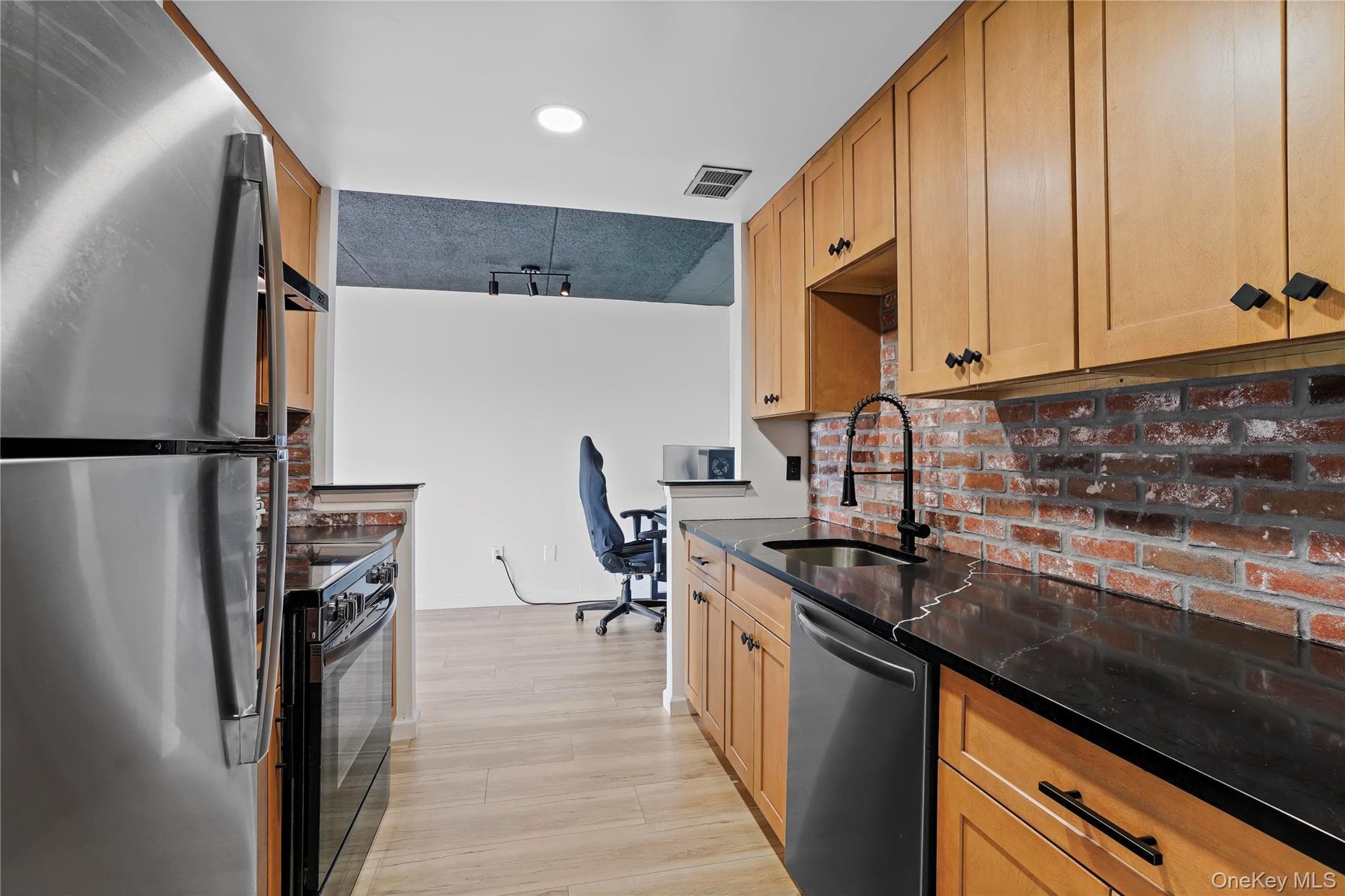 500 High Point Drive Unit: 709 thumbnail 12