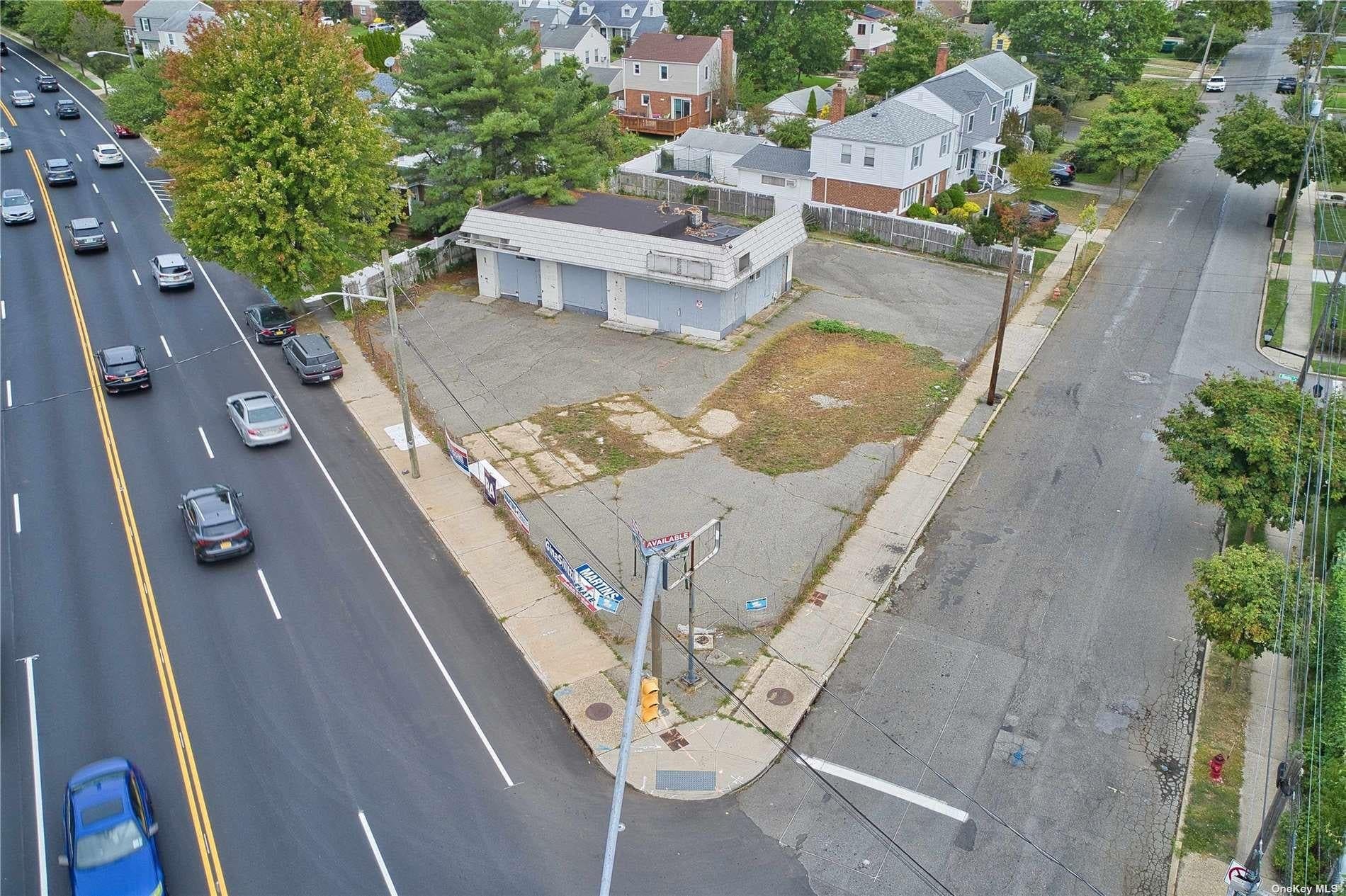400 Herricks Road photo 1