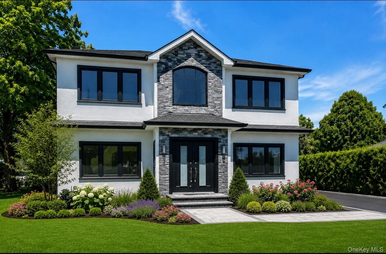 118 W Cherry Street, Hicksville