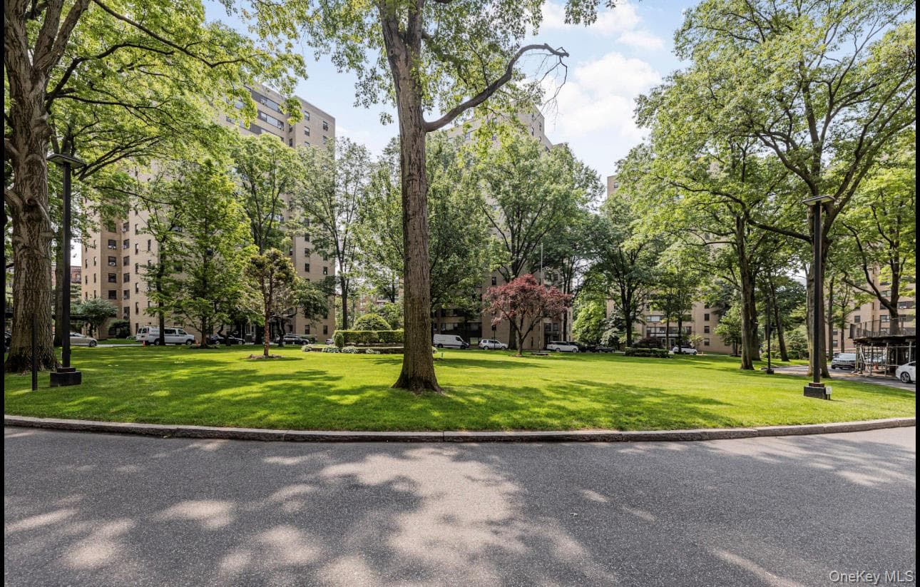 8 Fordham Oval Unit: 16B thumbnail 27
