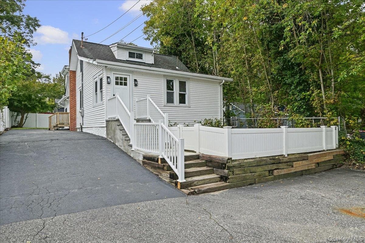 14 Corona Road, Sound Beach
