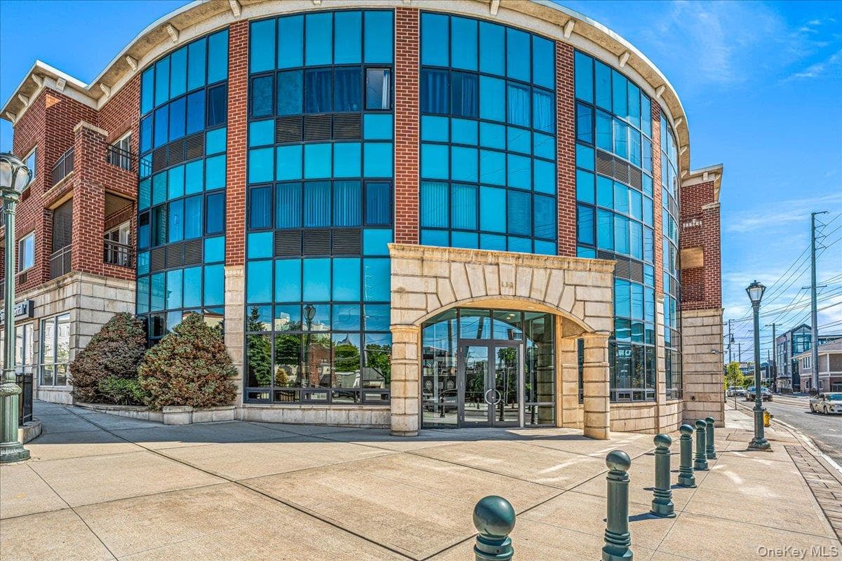 130 Post Avenue Unit: 324, Westbury