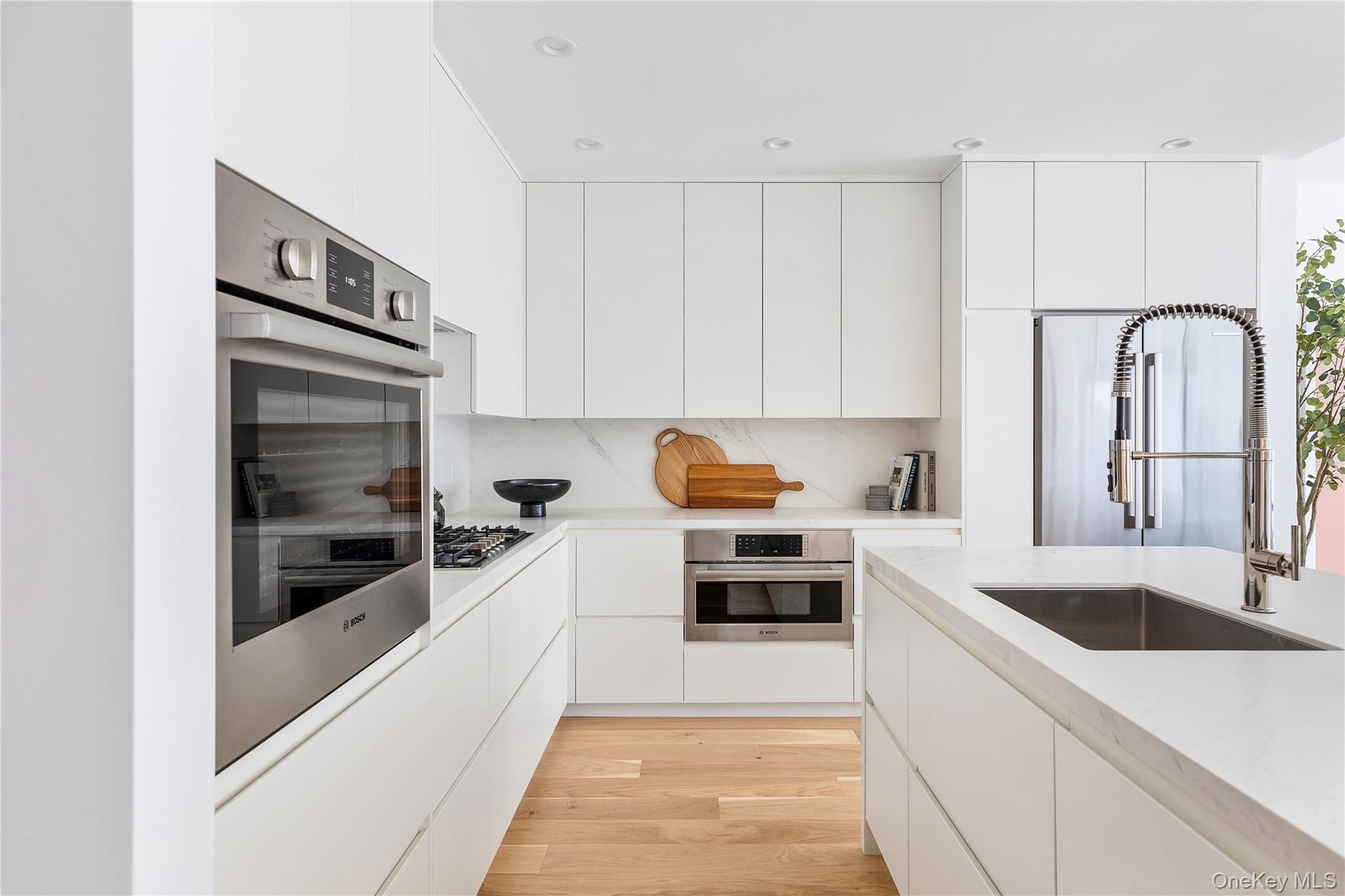 140 Boardwalk Unit: PH6 B, Long Beach