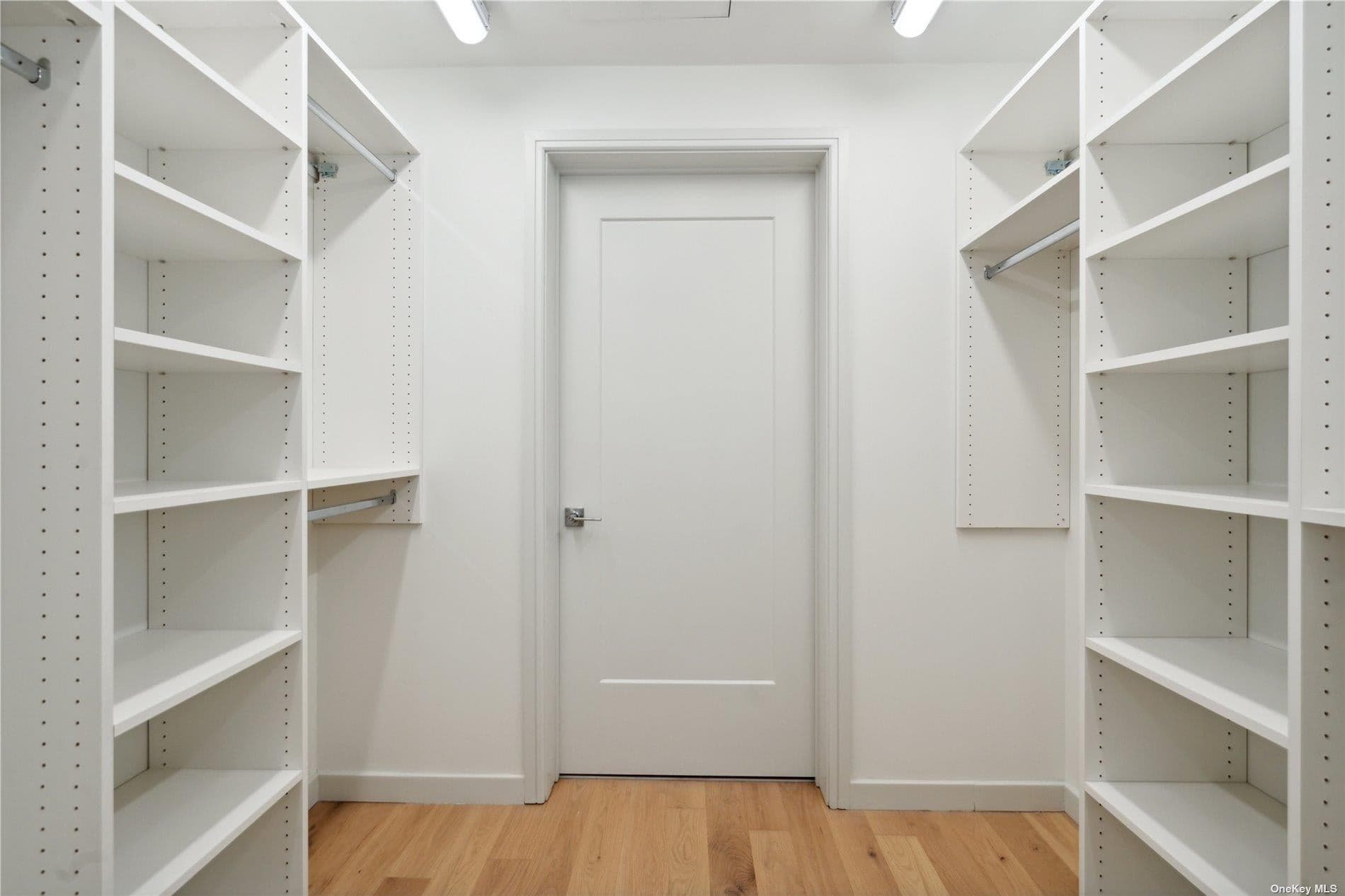 218 Middle Neck Road Unit: 202 thumbnail 14