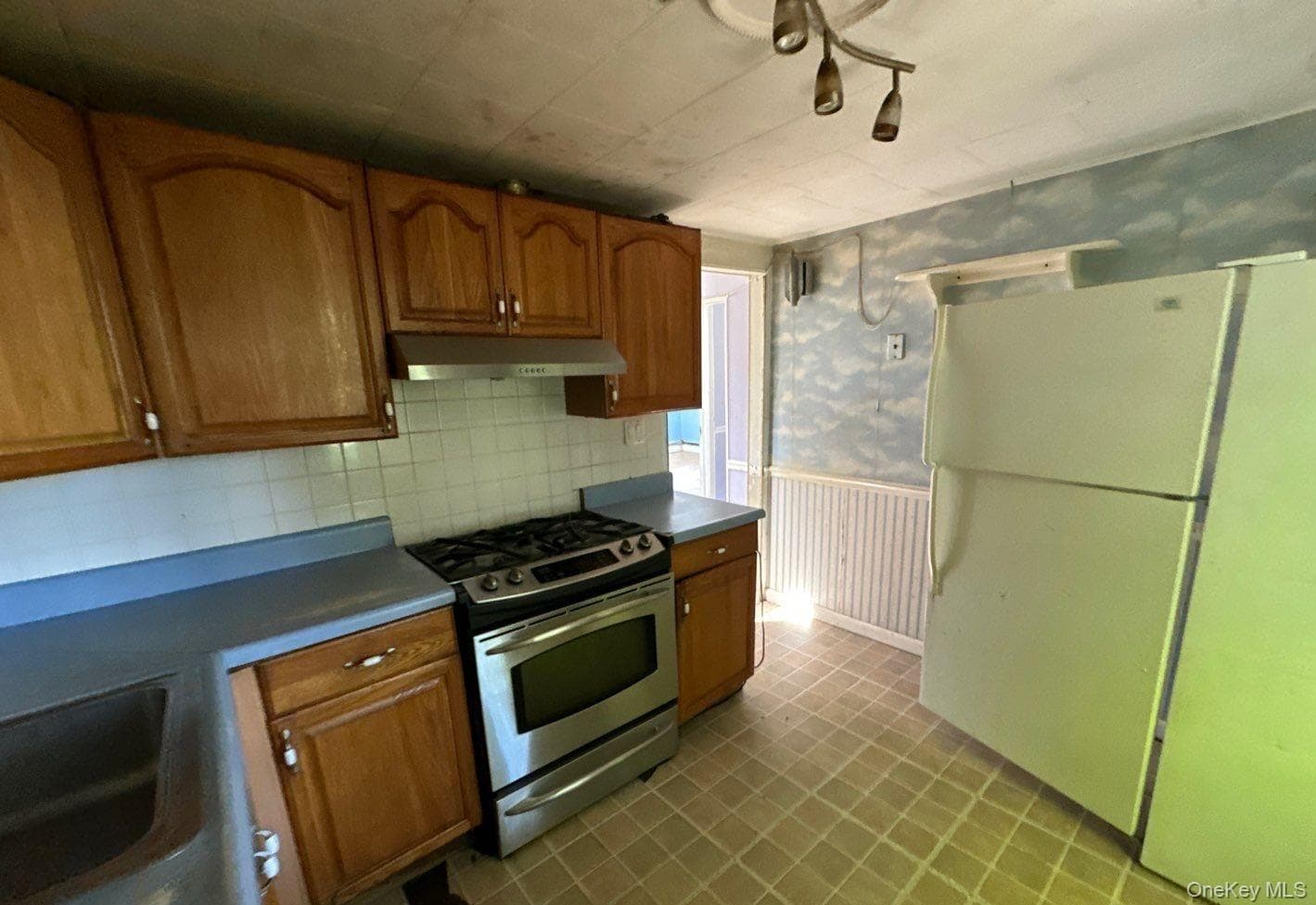 184 Suffolk Avenue thumbnail 4