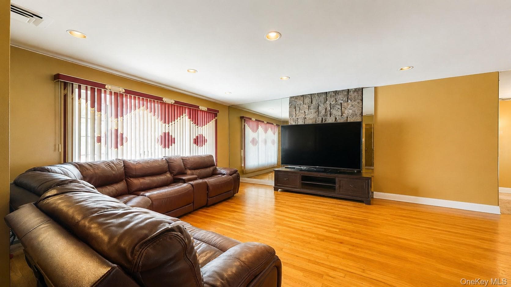 336 W Valley Stream Boulevard thumbnail 9