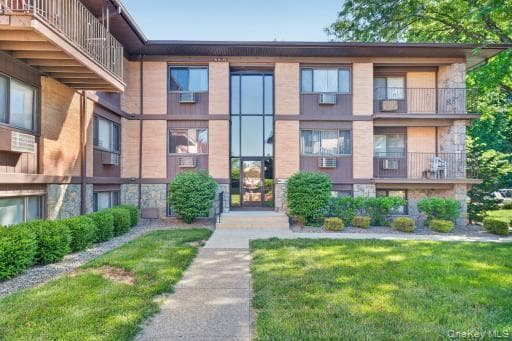 10 Oakwood Terrace Unit: 65, New Windsor
