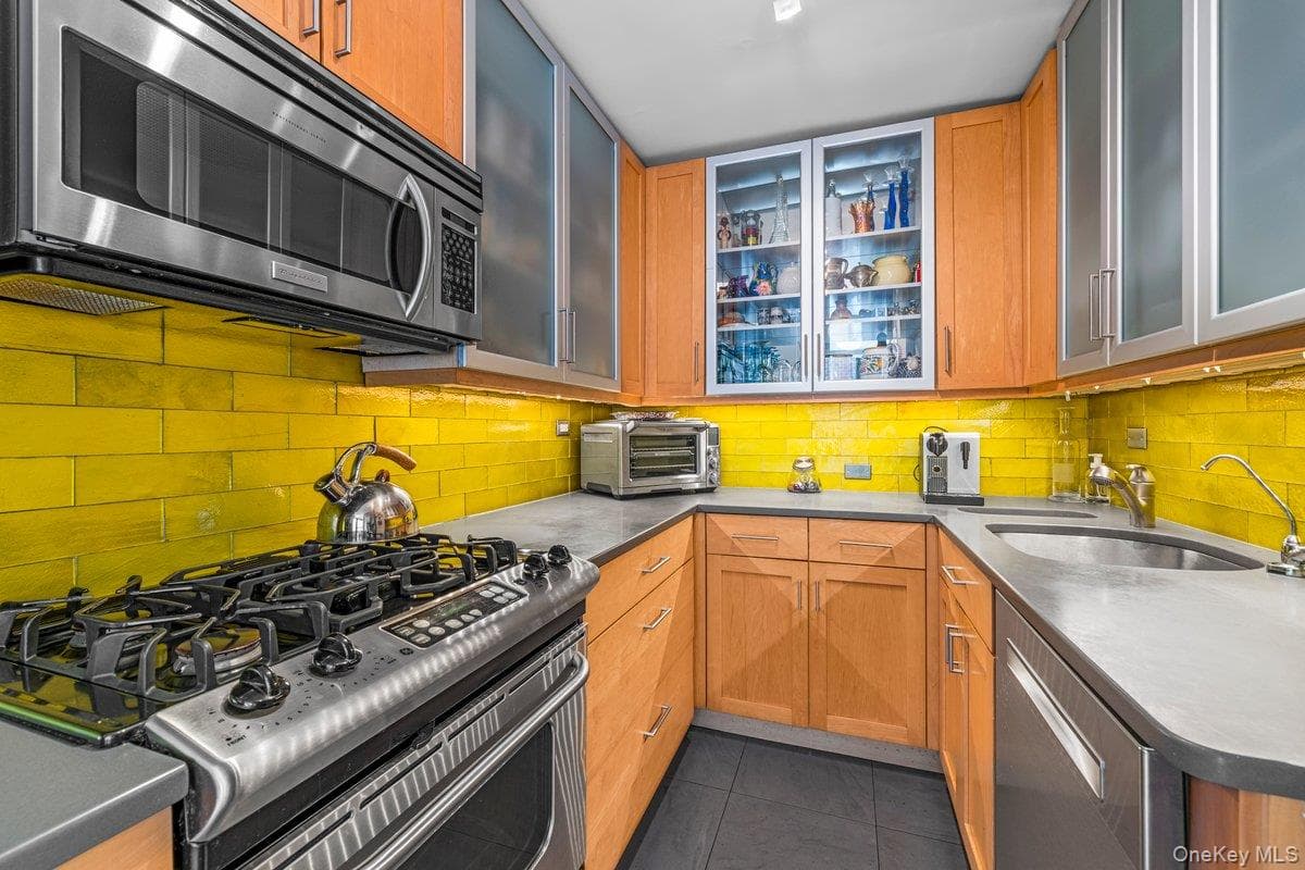 2575 Palisade Avenue Unit: 12AB thumbnail 15