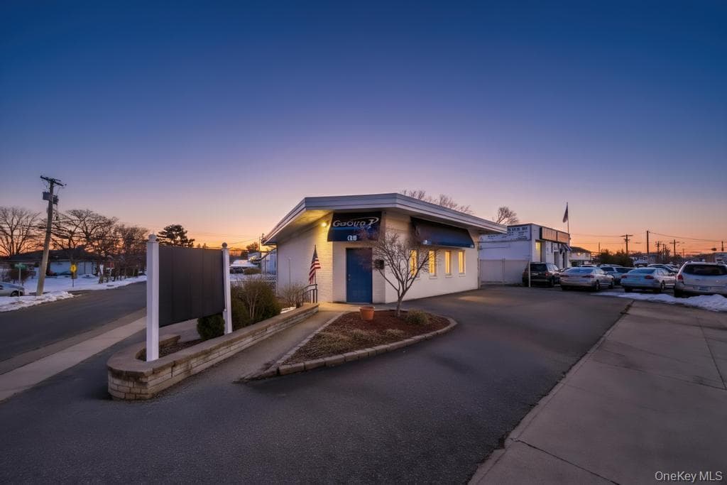 600 Hicksville Road, Bethpage