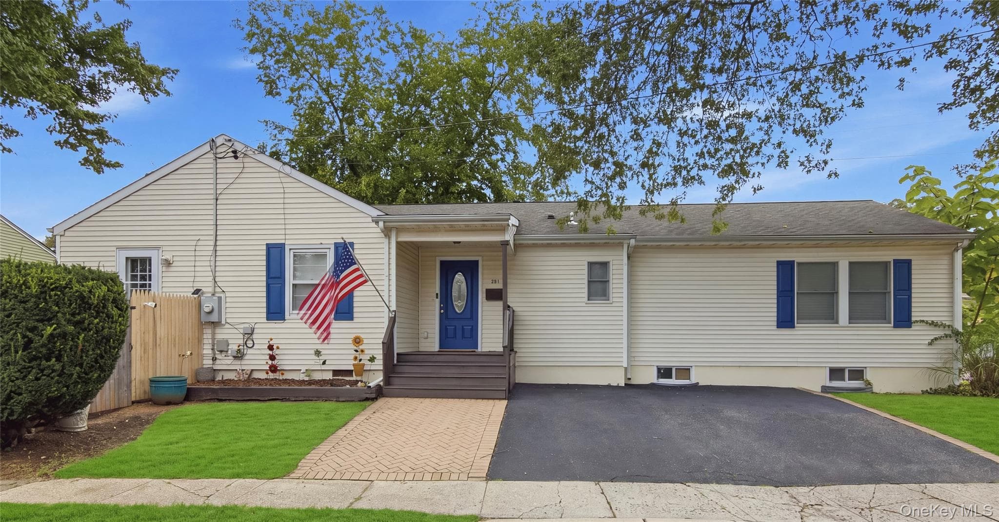 301 Laurel Road photo 1