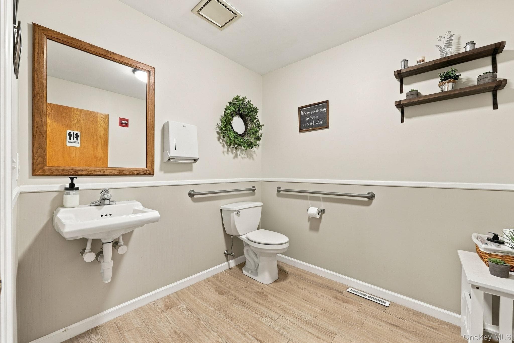 143 Hooker Avenue thumbnail 16