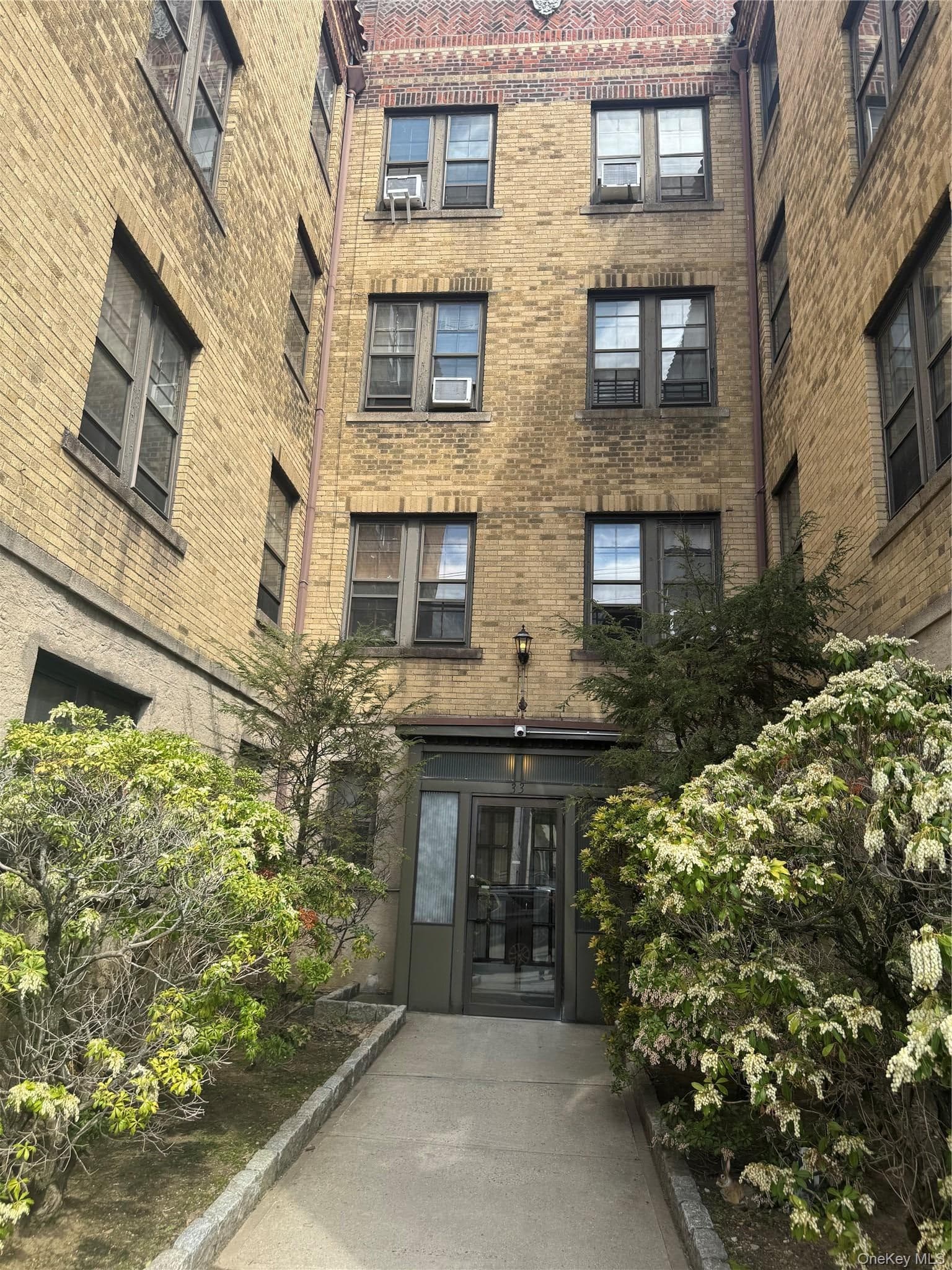 33 Douglas Avenue thumbnail 3