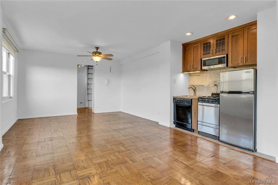 3935 Blackstone Avenue Unit: 5K thumbnail 8